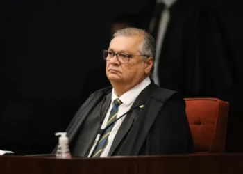 Medida sobre remuneração no Judiciário gera ameaça de paralisação.