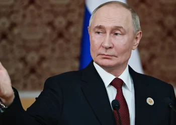 A Polônia alertou que poderá prender Vladimir Putin se ele sobrevoar seu espaço aéreo rumo à Hungria, em razão do mandado do Tribunal Penal Internacional. A ameaça ocorre às vésperas de uma possível cúpula entre Putin e Donald Trump em Budapeste.