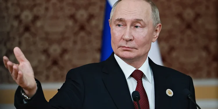 A Polônia alertou que poderá prender Vladimir Putin se ele sobrevoar seu espaço aéreo rumo à Hungria, em razão do mandado do Tribunal Penal Internacional. A ameaça ocorre às vésperas de uma possível cúpula entre Putin e Donald Trump em Budapeste.