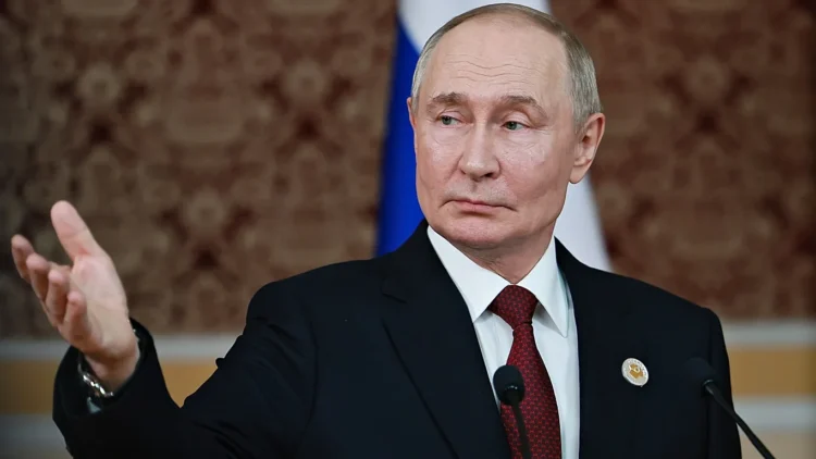 A Polônia alertou que poderá prender Vladimir Putin se ele sobrevoar seu espaço aéreo rumo à Hungria, em razão do mandado do Tribunal Penal Internacional. A ameaça ocorre às vésperas de uma possível cúpula entre Putin e Donald Trump em Budapeste.