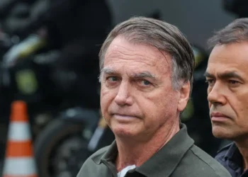 Bolsonaro pede ao STF permissão para celebrar aniversário de 15 anos da filha durante prisão domiciliar.