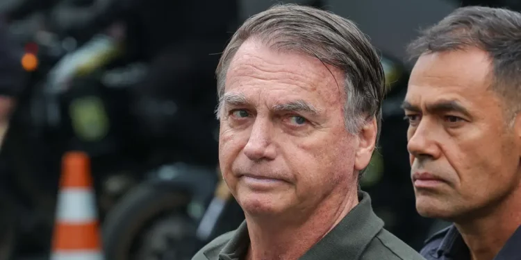 Bolsonaro pede ao STF permissão para celebrar aniversário de 15 anos da filha durante prisão domiciliar.