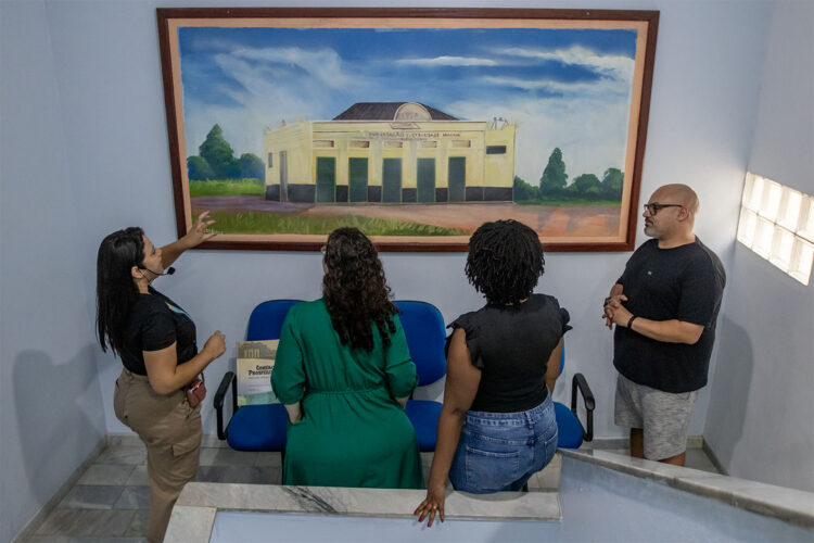 Passeio guiado em Macaé visita a Associação Comercial e valoriza o turismo cultural.
