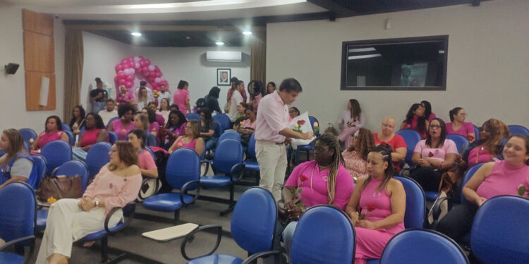 Macaé promove evento do Outubro Rosa com palestras e atividades de saúde para servidoras da Vigilância Ambiental.