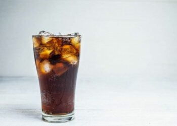 Estudo europeu mostra que bebidas diet elevam em 60% o risco de gordura no fígado, superando as versões com açúcar.