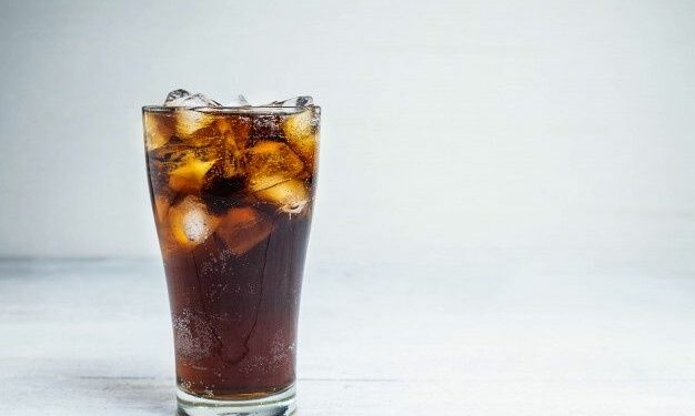 Estudo europeu mostra que bebidas diet elevam em 60% o risco de gordura no fígado, superando as versões com açúcar.