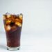 Estudo europeu mostra que bebidas diet elevam em 60% o risco de gordura no fígado, superando as versões com açúcar.