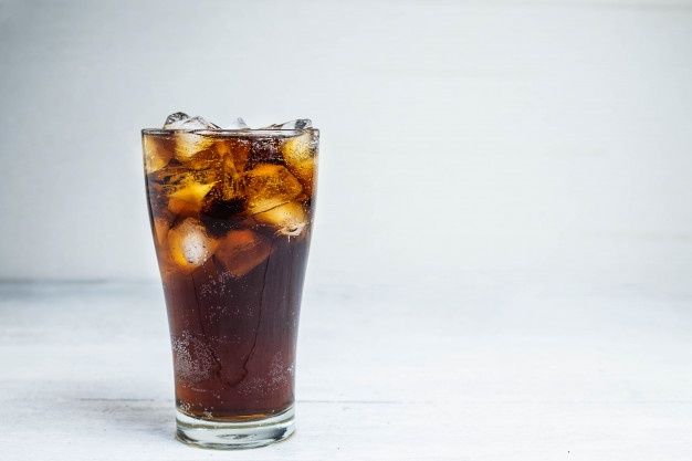 Estudo europeu mostra que bebidas diet elevam em 60% o risco de gordura no fígado, superando as versões com açúcar.