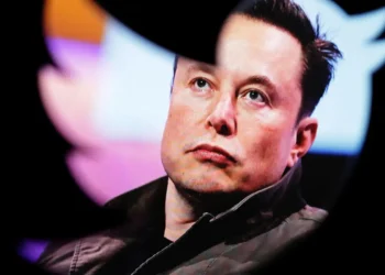 Elon Musk lança a Grokipedia, enciclopédia digital que promete ser mais neutra que a Wikipédia.