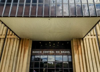 Inflação no Brasil sobe para 4,5% no início de 2026 enquanto Banco Central se reúne para decidir manutenção ou corte da taxa Selic.