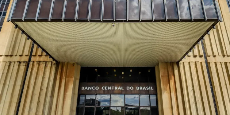 Inflação no Brasil sobe para 4,5% no início de 2026 enquanto Banco Central se reúne para decidir manutenção ou corte da taxa Selic.