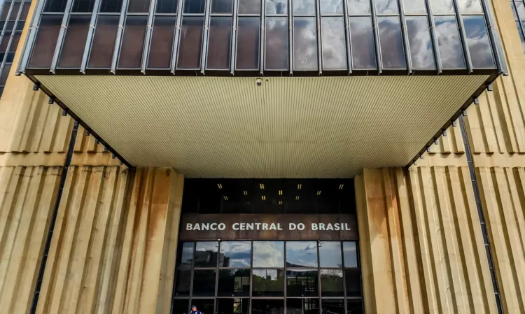 Inflação no Brasil sobe para 4,5% no início de 2026 enquanto Banco Central se reúne para decidir manutenção ou corte da taxa Selic.