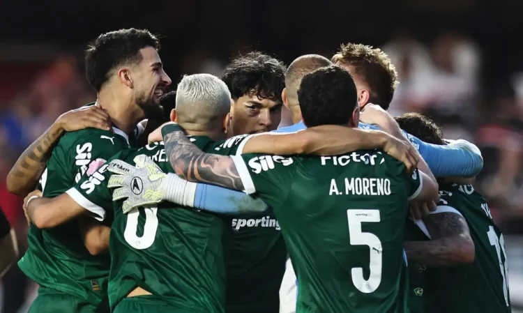 Palmeiras conquista virada histórica sobre o São Paulo, conta com derrota do Flamengo para o Bahia e assume a liderança do Campeonato Brasileiro. Vasco e Fortaleza também vencem seus jogos.