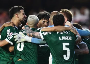 Palmeiras conquista virada histórica sobre o São Paulo, conta com derrota do Flamengo para o Bahia e assume a liderança do Campeonato Brasileiro. Vasco e Fortaleza também vencem seus jogos.
