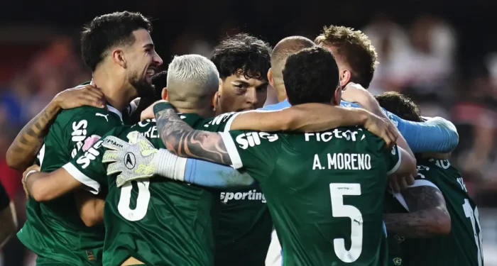 Palmeiras conquista virada histórica sobre o São Paulo, conta com derrota do Flamengo para o Bahia e assume a liderança do Campeonato Brasileiro. Vasco e Fortaleza também vencem seus jogos.