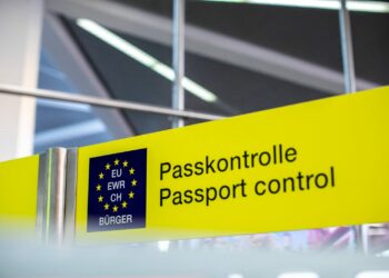 Sistema EES substitui carimbos de passaporte e promete agilizar controles na União Europeia.