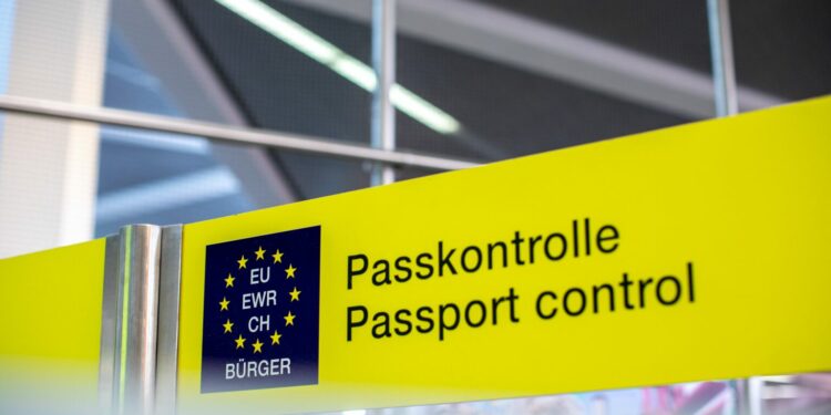 Sistema EES substitui carimbos de passaporte e promete agilizar controles na União Europeia.