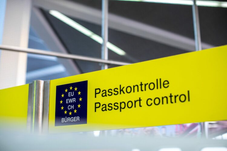 Sistema EES substitui carimbos de passaporte e promete agilizar controles na União Europeia.