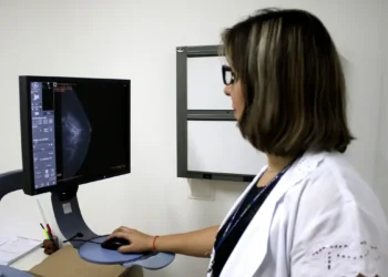 Brasil passa a recomendar rastreamento do câncer de mama a partir dos 40 anos; medida aumenta chances de cura.
