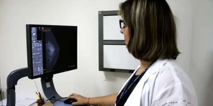 Brasil passa a recomendar rastreamento do câncer de mama a partir dos 40 anos; medida aumenta chances de cura.