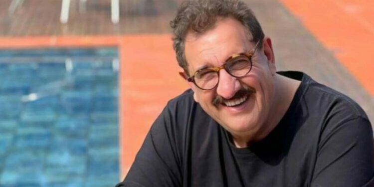 Ratinho anuncia residência permanente no Paraguai e celebra conquista em vídeo nas redes sociais.