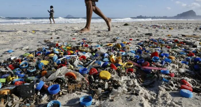 Governo lança Estratégia Nacional do Oceano Sem Plástico (2025-2030) para reduzir poluição marinha, incluir educação ambiental e promover cooperação entre governos, sociedade civil e setor privado.