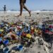 Governo lança Estratégia Nacional do Oceano Sem Plástico (2025-2030) para reduzir poluição marinha, incluir educação ambiental e promover cooperação entre governos, sociedade civil e setor privado.