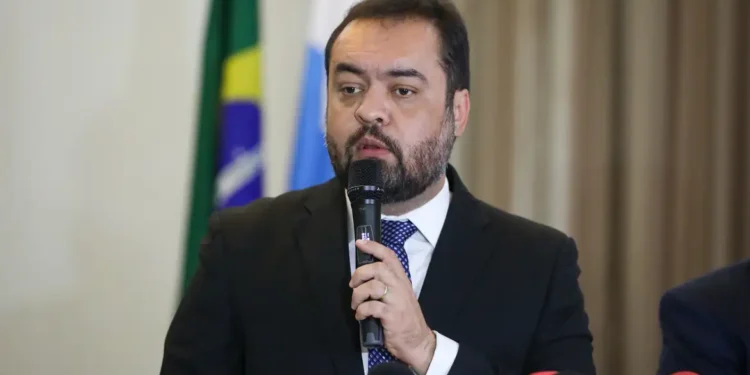 Cláudio Castro veta “gratificação faroeste” que previa bônus de até 150% do salário para policiais civis.