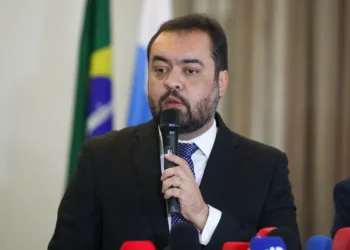 Governador do Rio cobra união e endurece discurso contra o “Estado paralelo” após operação nas comunidades da Penha e do Alemão.