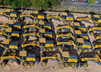 Indústria de máquinas e equipamentos atinge R$ 200,8 bilhões em vendas nos oito primeiros meses de 2025, mas recua em agosto. Exportações crescem para América do Sul e caem para EUA.