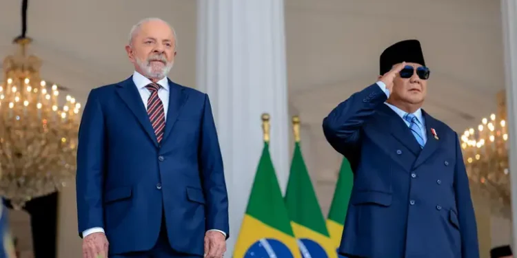 Indonésia vai ensinar português nas escolas após visita de Lula, reforçando parceria diplomática e cultural com o Brasil.