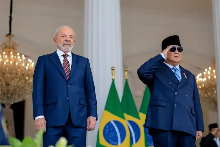 Indonésia vai ensinar português nas escolas após visita de Lula, reforçando parceria diplomática e cultural com o Brasil.