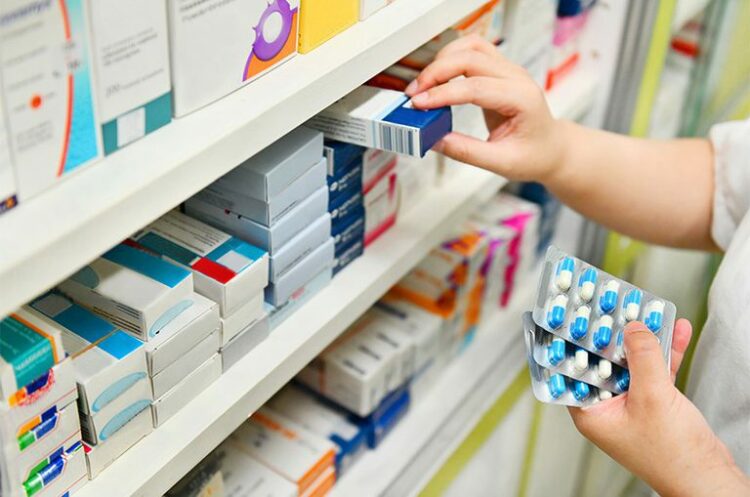 O Qualifar-SUS recebe R$ 21,8 milhões para fortalecer farmácias e centrais de abastecimento em 3.634 municípios, garantindo acesso a medicamentos e serviços farmacêuticos de qualidade no SUS.