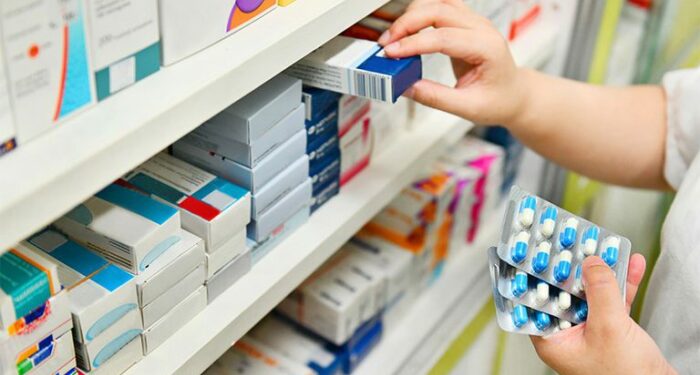 O Qualifar-SUS recebe R$ 21,8 milhões para fortalecer farmácias e centrais de abastecimento em 3.634 municípios, garantindo acesso a medicamentos e serviços farmacêuticos de qualidade no SUS.