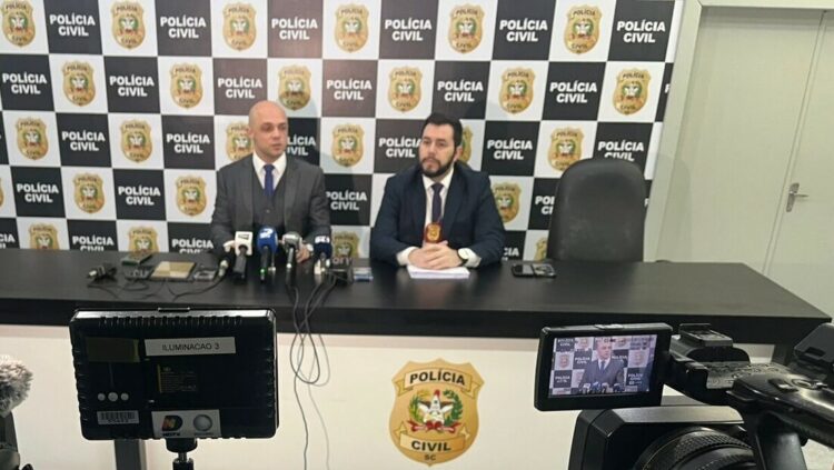 A Polícia Civil de Santa Catarina indiciou Andreia Carvalho Aita por homicídio doloso após matar o fisiculturista Valter Aita em Chapecó. Crime foi motivado por ciúmes e ocorreu com múltiplos golpes de faca.