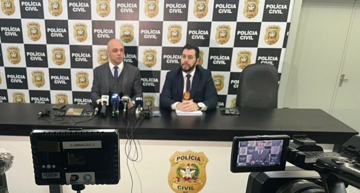 A Polícia Civil de Santa Catarina indiciou Andreia Carvalho Aita por homicídio doloso após matar o fisiculturista Valter Aita em Chapecó. Crime foi motivado por ciúmes e ocorreu com múltiplos golpes de faca.