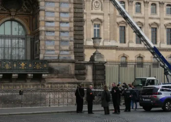 Roubo no Louvre: coroa da Imperatriz Eugénie é recuperada após assalto relâmpago de sete minutos em Paris.