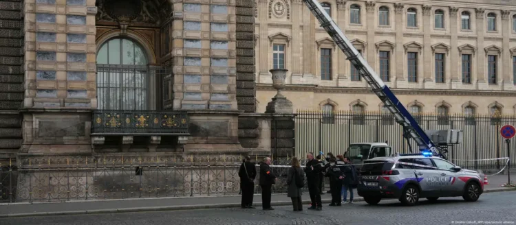 Roubo no Louvre: coroa da Imperatriz Eugénie é recuperada após assalto relâmpago de sete minutos em Paris.