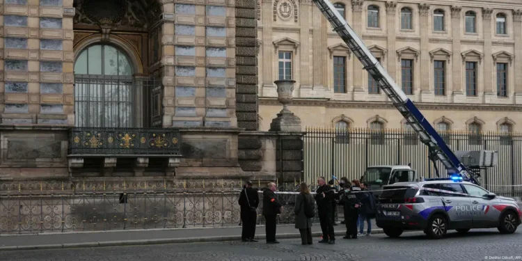 Roubo no Louvre: coroa da Imperatriz Eugénie é recuperada após assalto relâmpago de sete minutos em Paris.