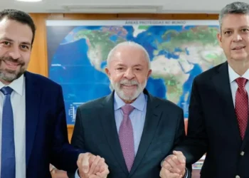 O deputado Guilherme Boulos (PSOL-SP) foi convidado por Luiz Inácio Lula da Silva para assumir a Secretaria-Geral da Presidência, no lugar de Márcio Macêdo. A nomeação será publicada no Diário Oficial da União e marca o fortalecimento do diálogo do governo com movimentos sociais.