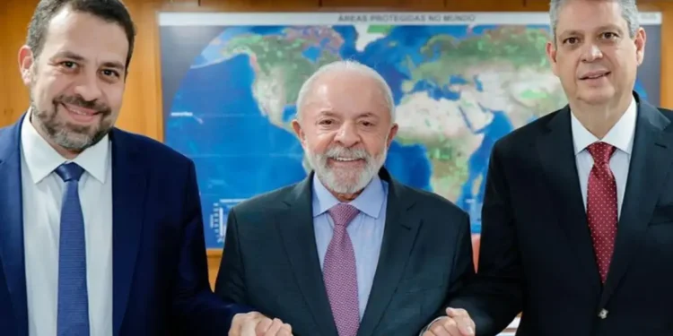 O deputado Guilherme Boulos (PSOL-SP) foi convidado por Luiz Inácio Lula da Silva para assumir a Secretaria-Geral da Presidência, no lugar de Márcio Macêdo. A nomeação será publicada no Diário Oficial da União e marca o fortalecimento do diálogo do governo com movimentos sociais.