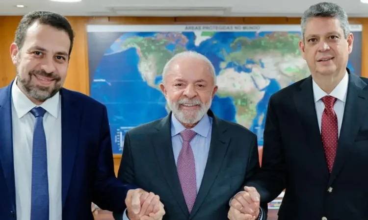 O deputado Guilherme Boulos (PSOL-SP) foi convidado por Luiz Inácio Lula da Silva para assumir a Secretaria-Geral da Presidência, no lugar de Márcio Macêdo. A nomeação será publicada no Diário Oficial da União e marca o fortalecimento do diálogo do governo com movimentos sociais.