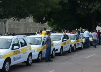 Após críticas, Senatran estuda ajustes que preservam o treinamento prático mínimo para tirar habilitação.