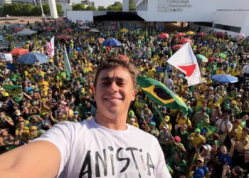 Manifestação bolsonarista pediu anistia completa ao ex-presidente e aliados condenados por golpe.