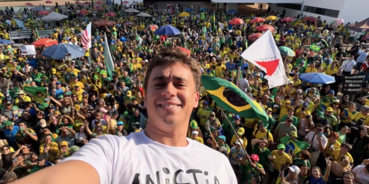 Manifestação bolsonarista pediu anistia completa ao ex-presidente e aliados condenados por golpe.
