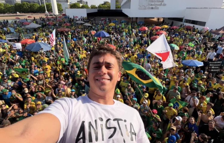 Manifestação bolsonarista pediu anistia completa ao ex-presidente e aliados condenados por golpe.