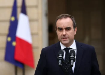 Primeiro-ministro da França, Sébastien Lecornu, renuncia após menos de um mês e agrava crise política no governo Macron.