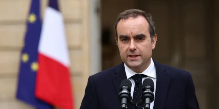 Primeiro-ministro da França, Sébastien Lecornu, renuncia após menos de um mês e agrava crise política no governo Macron.