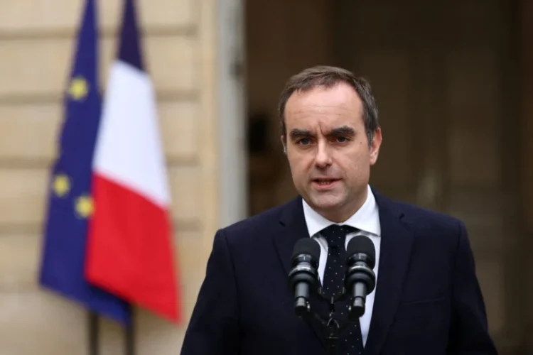 Primeiro-ministro da França, Sébastien Lecornu, renuncia após menos de um mês e agrava crise política no governo Macron.