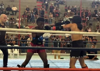 Cabo Frio sediou o Campeonato Brasileiro de Muay Thai em Tamoios, reunindo 80 atletas e promovendo inclusão social.